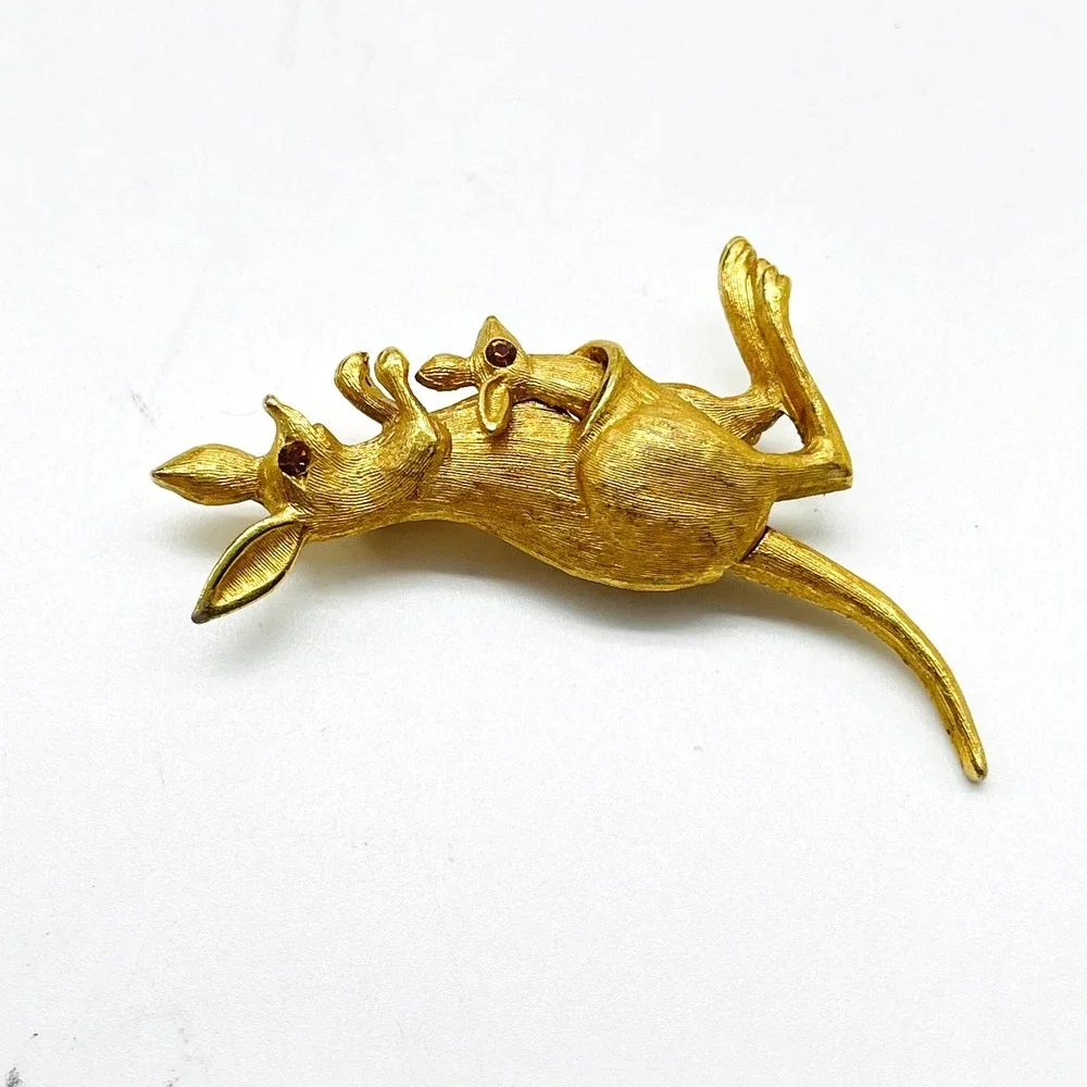 Signed Avon Gold Tone Kangaroo Brooch Pin Articulated Tail Vintage Figural